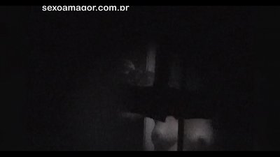 Blondie được bí mật quay video bởi một voyeur hàng xóm ẩn sau những viên gạch rỗng